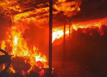 Ολοκληρωτική καταστροφή από πυρκαγιά σε αποθήκη σε αγρόκτημα στα Ρόγγια