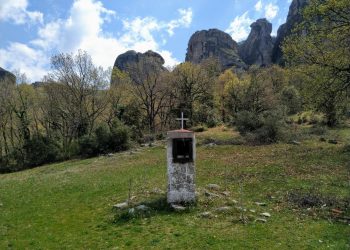 Ρουξιόρι, Τριστιανός, Ρίγκλαβo: Τρεις διαλυμένοι οικισμοί κοντά στο χωριό Καστράκι Καλαμπάκας