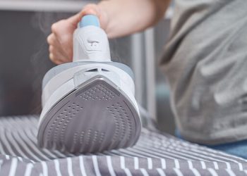 Αυτό είναι το κόλπο για να καθαρίσετε το σίδερό σας εύκολα και γρήγορα