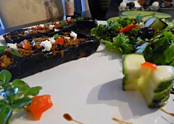 Μελιτζάνες με κιμά,φέτα και μυρωδικά
