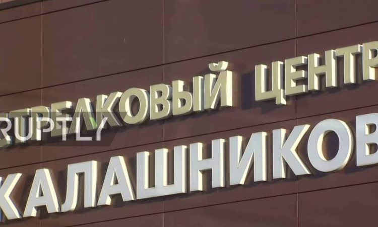 Καλάσνικοφ: Παρουσίασε όπλο που συνδέεται με το κινητό και βγάζει selfie (pics)
