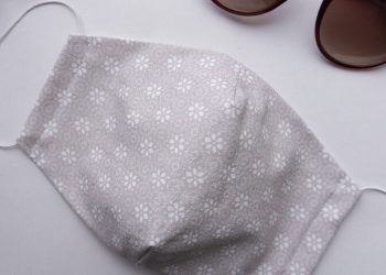 3 tips που θα κάνουν πιο άνετη την προστατευτική μάσκα που φοράς καθημερινά