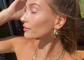 Το μωβ eyeliner της Hailey Bieber είναι η τάση που θα βλέπουμε παντού