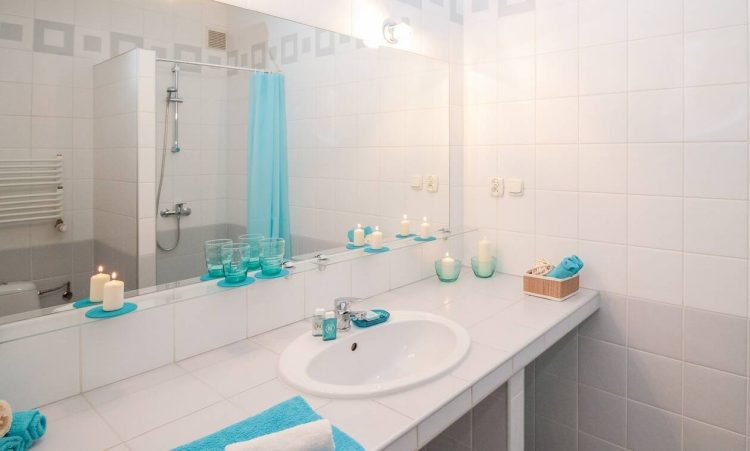 Αυτό είναι το κόλπο για να μην θολώνει ο καθρέφτης στο μπάνιο (pics)