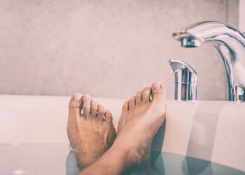 Φτιάξτε το τέλειο body scrub για το σώμα μας με το baby oil του παιδιού σας