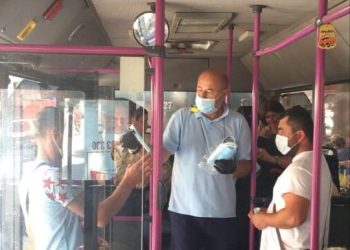Διανομή μασκών στο επιβατικό κοινό από το Αστικό ΚΤΕΛ Τρικάλων (photo-video)