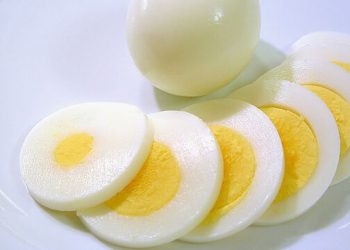 Έτσι θα καθαρίσετε τα βραστά αυγά σε λιγότερο από 10 δευτερόλεπτα