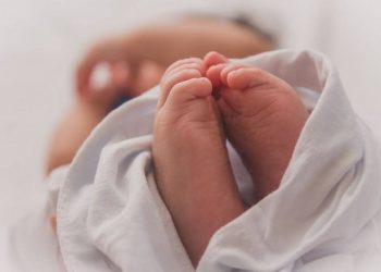 Βρέθηκε βρέφος μέσα σε κουβά με πίσσα