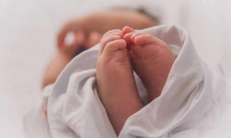 Βρέθηκε βρέφος μέσα σε κουβά με πίσσα