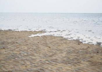 Ασυνήθιστη παραλία όπου η θάλασσα… εξαφανίζεται