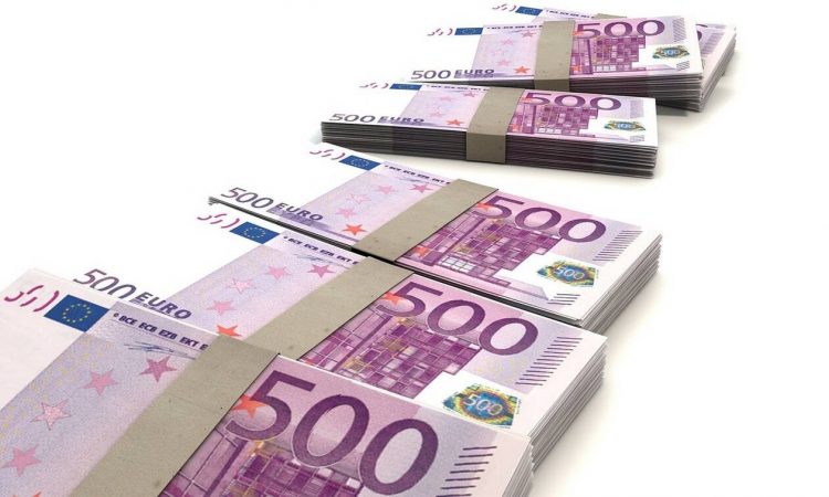 Κρήτη: Έκρυψαν χιλιάδες ευρώ στα παλιόρουχα και κατέληξαν στα σκουπίδια