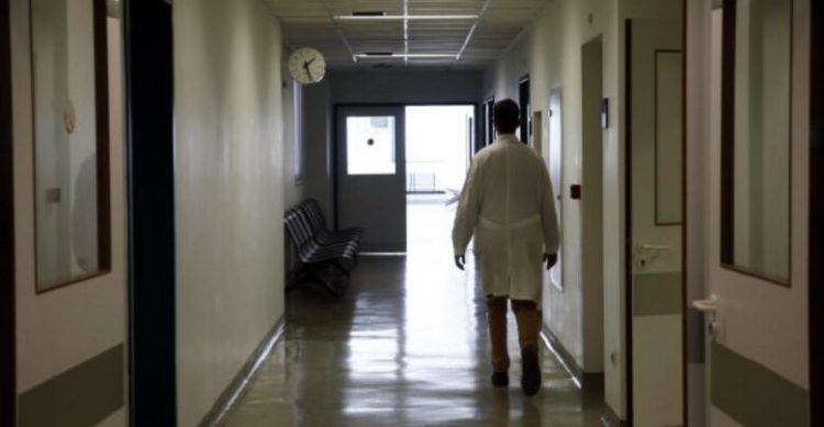 Λαρισαία πήγε στα επείγοντα του Πανεπιστημιακού γιατί χτύπησε με το ποδήλατο και “έφαγε” πρόστιμο 300 € για μη χρήση μάσκας