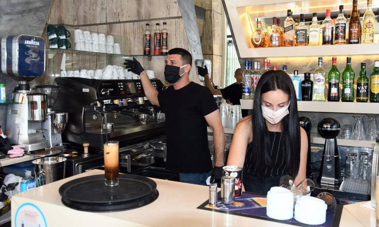 Κορονοϊός: Τι αλλάζει από σήμερα σε κάφε, μπαρ, εστιατόρια – Νέα μέτρα για γάμους, βαφτίσεις
