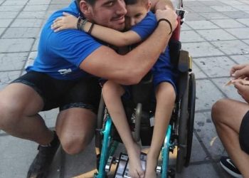 Συγκινητικές στιγμές κατά την υποδοχή του αθλητή ποδηλασίας Άγγελου Κριτσιώτη στα Τρίκαλα από τη Φλόγα