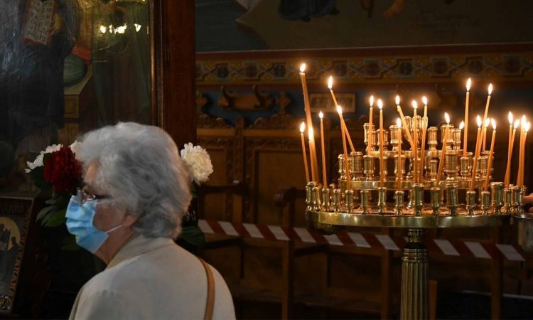 Κορονοϊός στην Ελλάδα: Υποχρεωτική η μάσκα στις Εκκλησίες