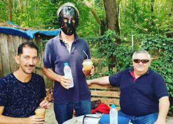 Σερβιτόρος στα Τρίκαλα το… τερμάτισε-Δείτε πως σερβίρει καφέ λόγω covid-19