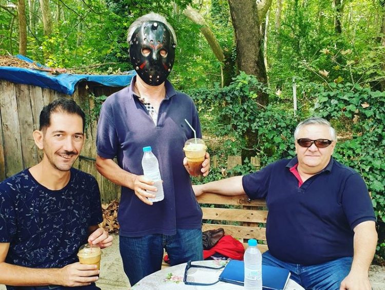 Σερβιτόρος στα Τρίκαλα το… τερμάτισε-Δείτε πως σερβίρει καφέ λόγω covid-19