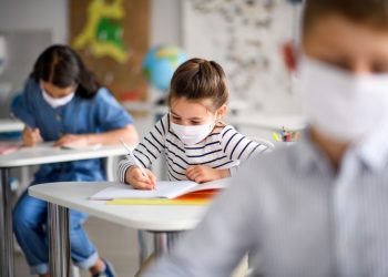 Δημήτρης Παπαστεργίου: 4 δωρεάν μάσκες σε κάθε μαθητή