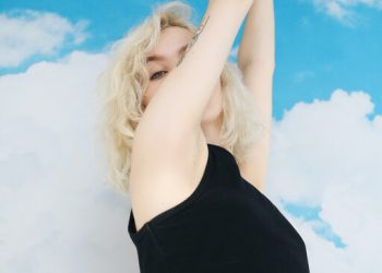 Λεύκανση στις μασχάλες: Τα do’s, don’ts και όσα πρέπει να ξέρεις για να την κάνεις μόνη σου (video)