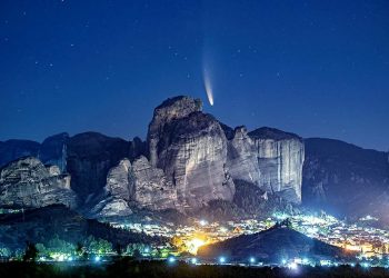Ο κομήτης Neowise με φόντο τα Μετέωρα-Μια ιστορική στιγμή που θα ξανασυμβεί μετά από 6.800 χρόνια