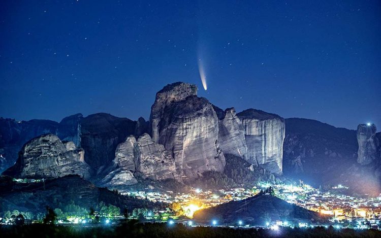 Ο κομήτης Neowise με φόντο τα Μετέωρα-Μια ιστορική στιγμή που θα ξανασυμβεί μετά από 6.800 χρόνια