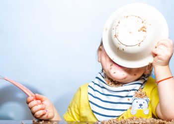 Πώς θα μάθετε στο μωρό να χρησιμοποιεί πιρούνι και κουτάλι