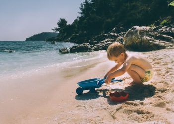 Παιδιά στον ήλιο: 5+1 συμβουλές για να επιλέξεις το κατάλληλο αντηλιακό για τα μικρά σου