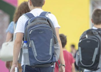 Η κυβέρνηση να σταματήσει να κρύβεται πίσω από το δάκτυλό της και να μην το κουνάει σε εκπαιδευτικούς, γονείς και νεολαία