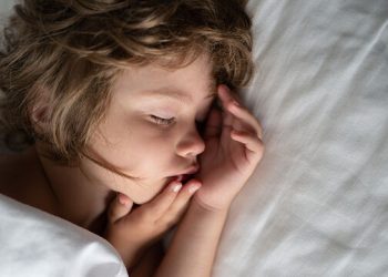 Ξυπνάει ακόμα το παιδί σας το βράδυ; Αυτός μπορεί να είναι ο λόγος
