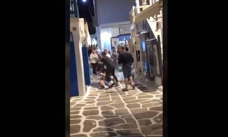 Μύκονος: Καρέ-καρέ το άγριο ξύλο με τον Μαγκουάιρ – Στα κρατητήρια Σύρου ο αρχηγός της Γιουνάιτεντ