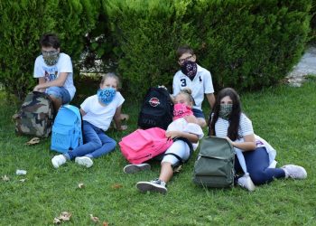 Οι πιο cool σχολικές τσάντες σε μία must φωτογράφιση στο Μύλο Ματσόπουλου από το βιβλιοπωλείο Παπαγιάννη