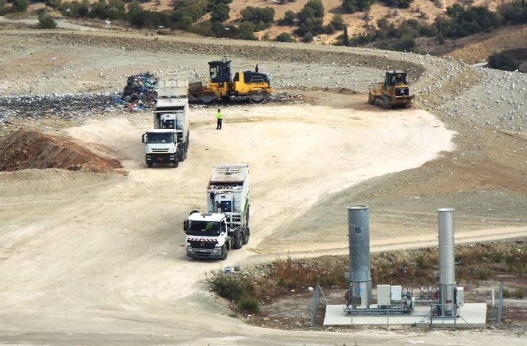 Νέα μηχανήματα για τη μεταφόρτωση απορριμμάτων στα Τρίκαλα