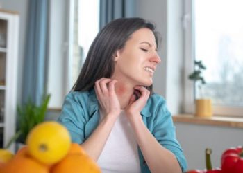 Τροφική αλλεργία ή τροφική δυσανεξία; Τα συμπτώματα για να ξέρεις τι σου προκαλεί μια τροφή