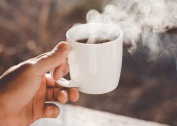 Τελικά να πίνεις τον καφέ με γάλα ή χωρίς; Τι λέει η ειδικός;
