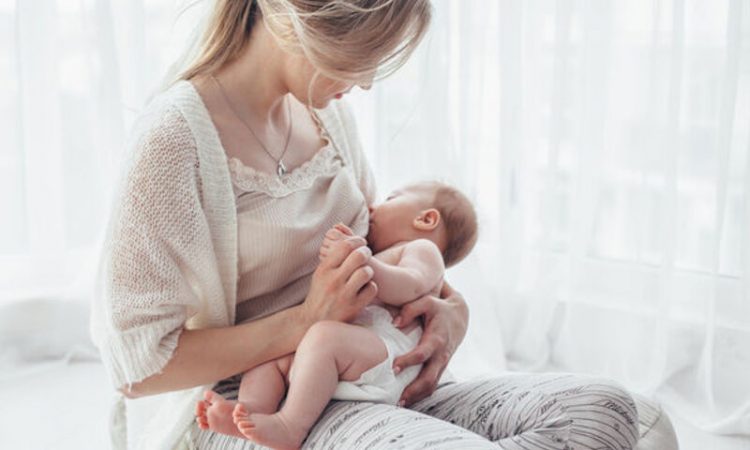 Θηλασμός και περίοδος: Πότε επανέρχεται μετά τον τοκετό;