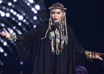 Συγκλονίζει η Μαντόνα: «Με βίασαν σε μια ταράτσα κρατώντας ένα μαχαίρι στο λαιμό»