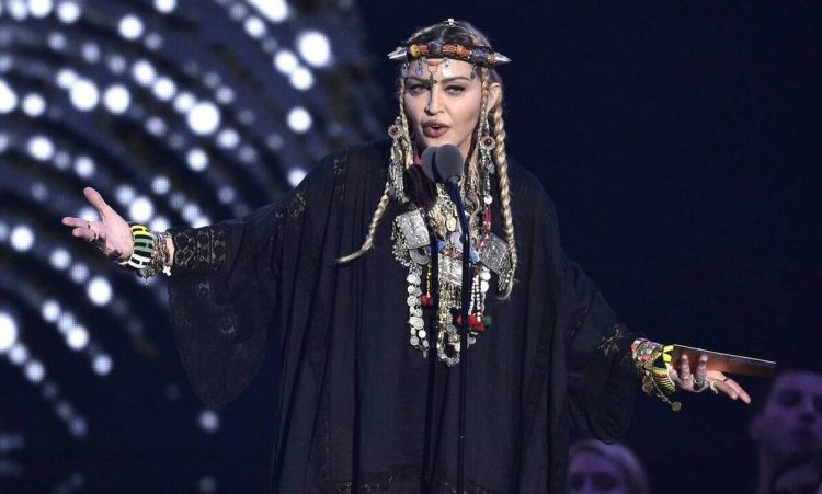 Συγκλονίζει η Μαντόνα: «Με βίασαν σε μια ταράτσα κρατώντας ένα μαχαίρι στο λαιμό»