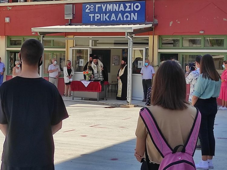 Υπό τη… σκιά του covid ο αγιασμός στα σχολεία
