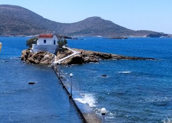 Άγιος Ισίδωρος… το εκκλησάκι της Λέρου που μοιάζει να αναδύεται από ένα βράχο μέσα στη θάλασσα