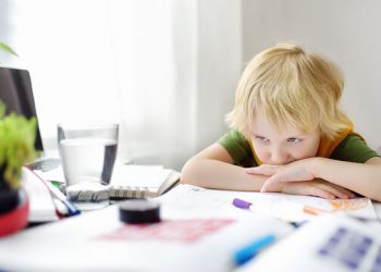 Πώς θα παρακινήσετε τα αγόρια να διαβάζουν για το σχολείο χωρίς γκρίνια