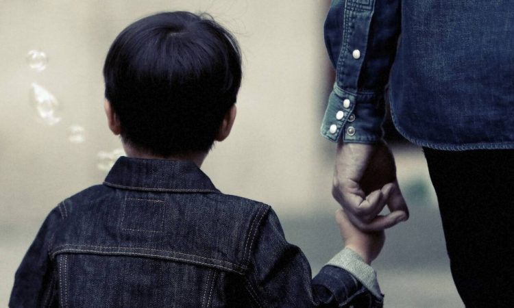 Εργασιακά: Τα δικαιώματα των εργαζόμενων γονέων εάν το παιδί τους νοσήσει από κορονοϊό