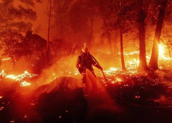 «Σαρώνουν» οι πυρκαγιές στην Καλιφόρνια – Στάχτη πάνω από δύο εκατ. στρέμματα