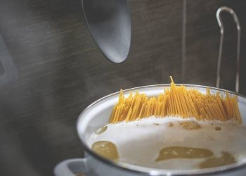 Το απόλυτο κόλπο για να μην χύνεται το νερό όταν βράζετε μακαρόνια (video)