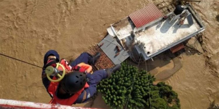 Σε εξέλιξη επιχείρηση απεγκλωβισμού οικογένειας με 3χρονο παιδάκι στους Σοφάδες