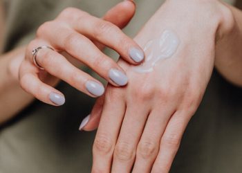 DIY Time! Φτιάξε μόνη σου μια απόλυτα ενυδατική μάσκα χεριών