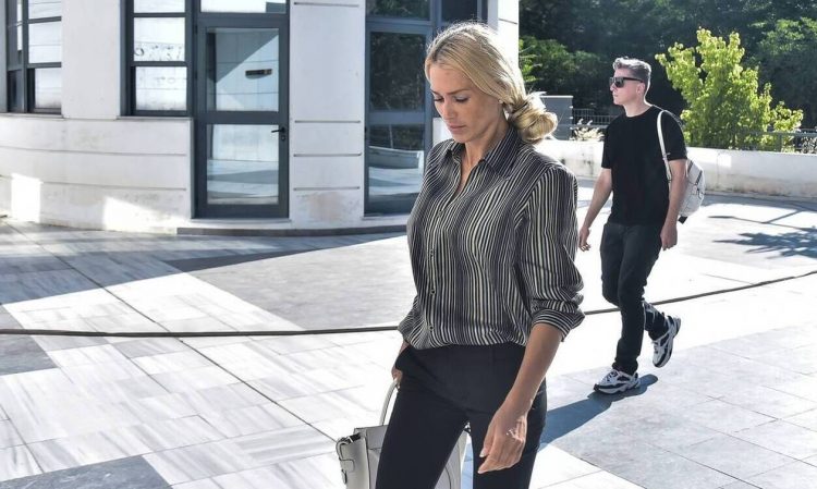 Δολοφονία Μακρή: Συγκλονίζει η Βικτώρια Καρύδα – «Ο φονιάς του άντρα μου με έβλεπε και γέλαγε»