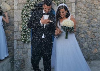 Σε έναν ονειρικό γάμο με αύρα θαλασσινή ένωσαν τις ζωές τους ο Βαγγέλης Παπαζήσης και η Ιφιγένεια Μπαμπούρη