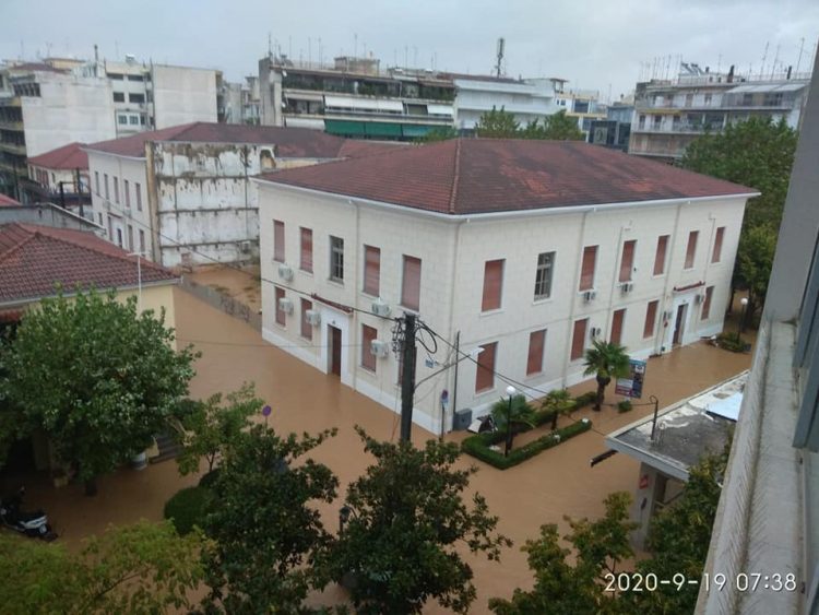 Πλημμύρισε η πόλη της Καρδίτσας (απίστευτες εικόνες)