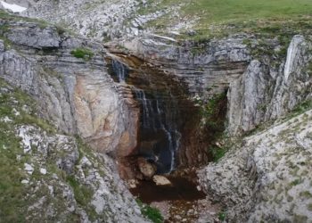 Ο εντυπωσιακός καταρράκτης της δρακόλιμνης Βερλίγκα μοναδική πινελιά στο υπέροχο τοπίο του Ασπροποτάμου (video)