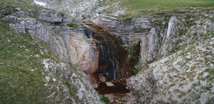 Ο εντυπωσιακός καταρράκτης της δρακόλιμνης Βερλίγκα μοναδική πινελιά στο υπέροχο τοπίο του Ασπροποτάμου (video)